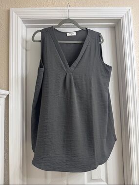 Zenana Outfitters Sleeveless V-Neck Camisole in Charcoal